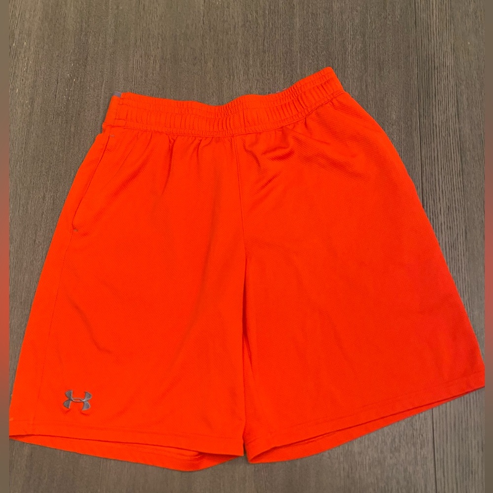 Men’s Under Armour orange baseline shorts size Medium